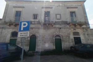 LABORATORIO con LOCALI,ABITAZIONE,PIAZZALE -OSTUNI