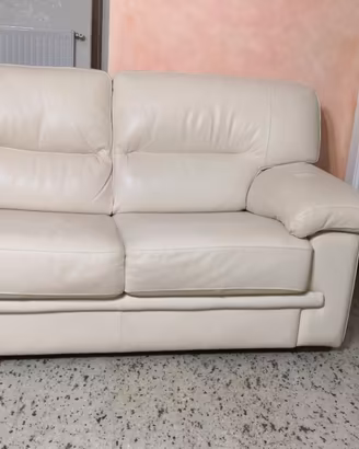 Divano due posti in vera pelle.