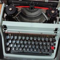 macchina per scrivere Olivetti 