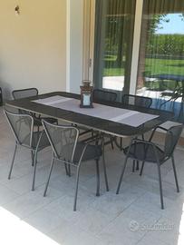Sedie e tavolo da giardino