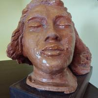 scultura in terracotta "donna al sole"