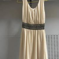 Abito beige con cintura decorata