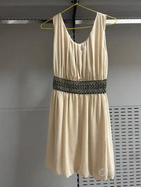 Abito beige con cintura decorata