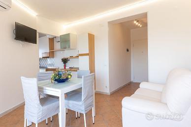 Giugno frontealmare con piscine e parcheggi