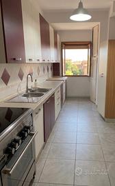 Cucina lineare bicolore bordeaux e bianca