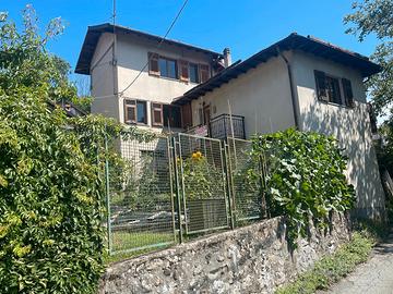 Casa indipendente con box e giardino