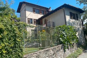 Casa indipendente con box e giardino