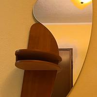 Specchio sagomato con mensola in legno