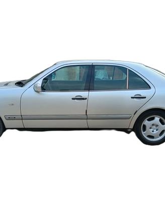 AUTO MERCEDES E300 TURBO DIESEL AVANTGARDE