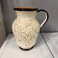 Brocca in ceramica decorata stile rustico con mani