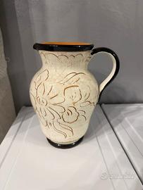 Brocca in ceramica decorata stile rustico con mani