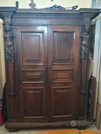 Armadio in noce lombardo con cariatidi