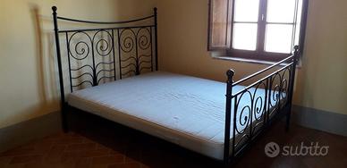 Letto matrimoniale con materasso e doghe