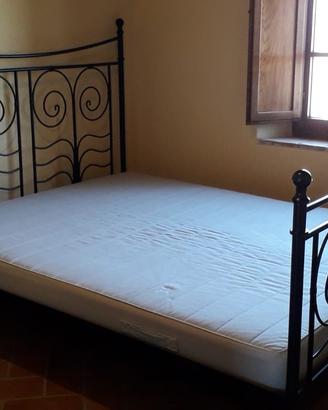 Letto matrimoniale con materasso e doghe