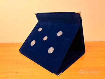 Supporto espositivo pieghevole in velluto blu