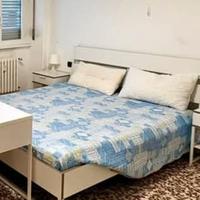 Letto matrimoniale e comodini