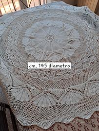 tovaglia rotonda e centrini fatti a mano