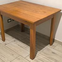 Tavolo in legno massiccio 