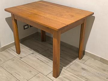Tavolo in legno massiccio 