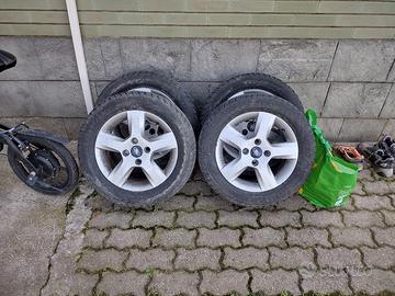 4 cerchi in lega con gomme termiche 