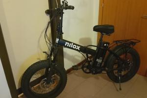 Usato pochissimo, due anni di garanzia, 700 €