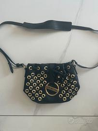 Borsa Love Moschino nera con borchie oro