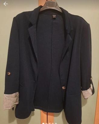 Giacca blu con maniche particolari