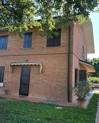 Villa con ampio giardino