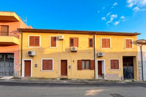 Villa a schiera centrale con giardino