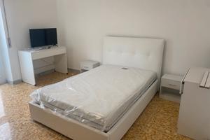 Stanze in appartamento ristrutturato centrale