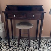 Scrittoio di legno più sgabello
