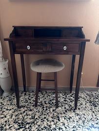 Scrittoio di legno più sgabello