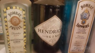 Bottiglie gin vuote per varie creazioni