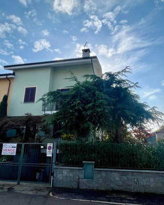 Villa di 244 m² con più di 5 locali e box auto dop