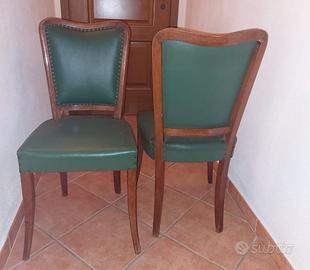 N° 2 sedie in pelle verde.