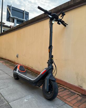 Monopattino elettrico Segway Ninebot P65i –