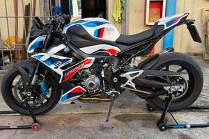 BMW M1000R