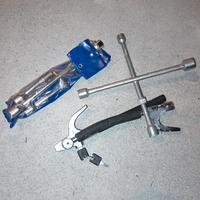 Accessori auto (bloccasterzo e chiavicerchi)