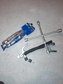 Accessori auto (bloccasterzo e chiavicerchi)