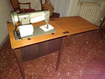 Macchina per cucire Singer con mobiletto 