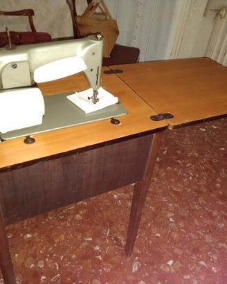 Macchina per cucire Singer con mobiletto 
