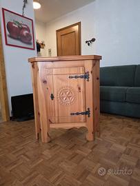 Mobiletto in legno ad angolo