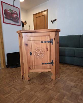 Mobiletto in legno ad angolo