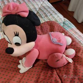 Pupazzo Minnie che gattona