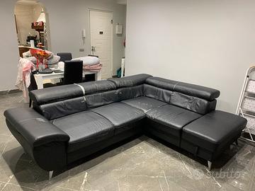 divano nero,trasformabile in letto con cassettone