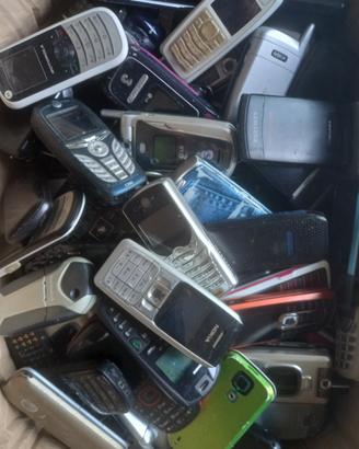 Lotto 100 Telefonini da collezione e ricambi