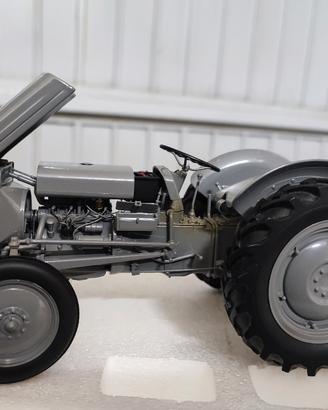 Modellino trattore da collezione 