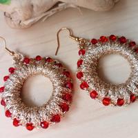 orecchini all' uncinetto dorato con perline rosse