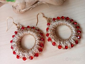 orecchini all' uncinetto dorato con perline rosse