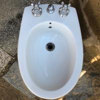 Bidet bianco in ceramica